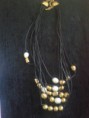 Collar con perlitas y cuero hecho a mano