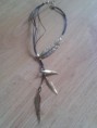 Collar cuero plumas metal color dorado